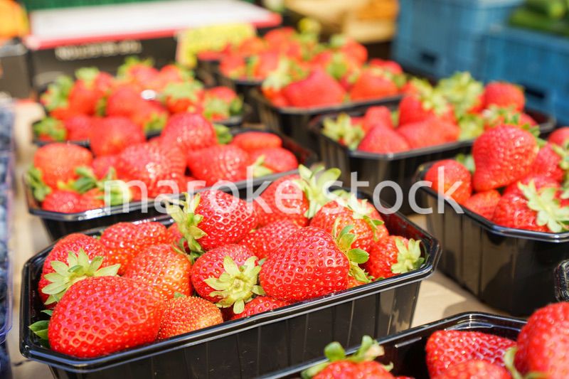 市場に並ぶ新鮮なフルーツ