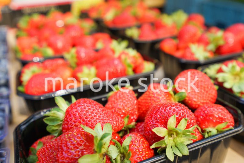 市場に並ぶ新鮮なフルーツ