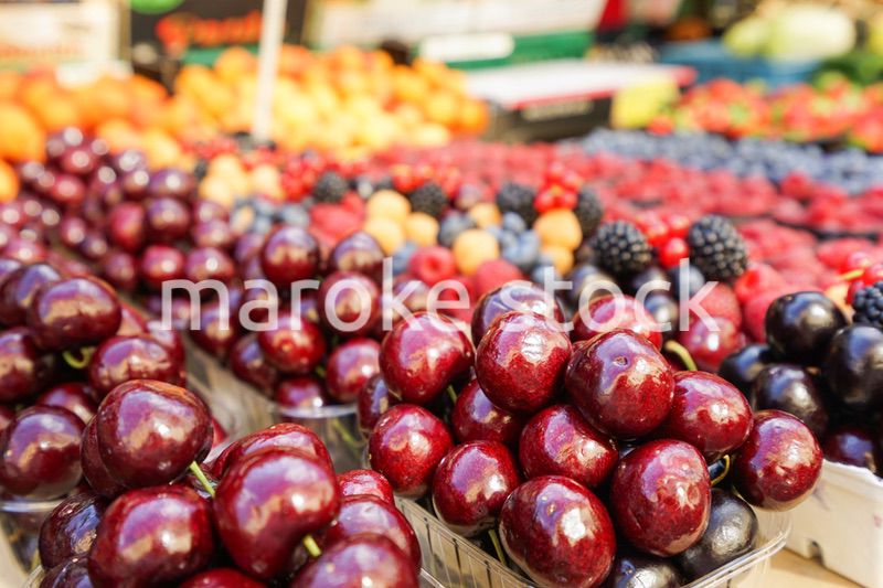 市場に並ぶ新鮮なフルーツ