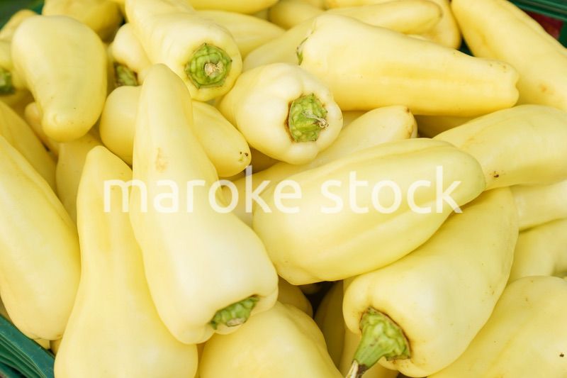 市場に並ぶ新鮮なフルーツ