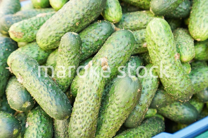 市場に並ぶ新鮮なフルーツ