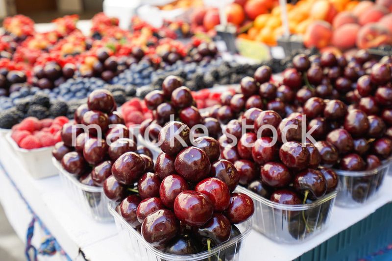 市場に並ぶ新鮮なフルーツ