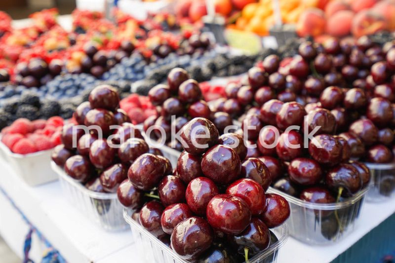 市場に並ぶ新鮮なフルーツ