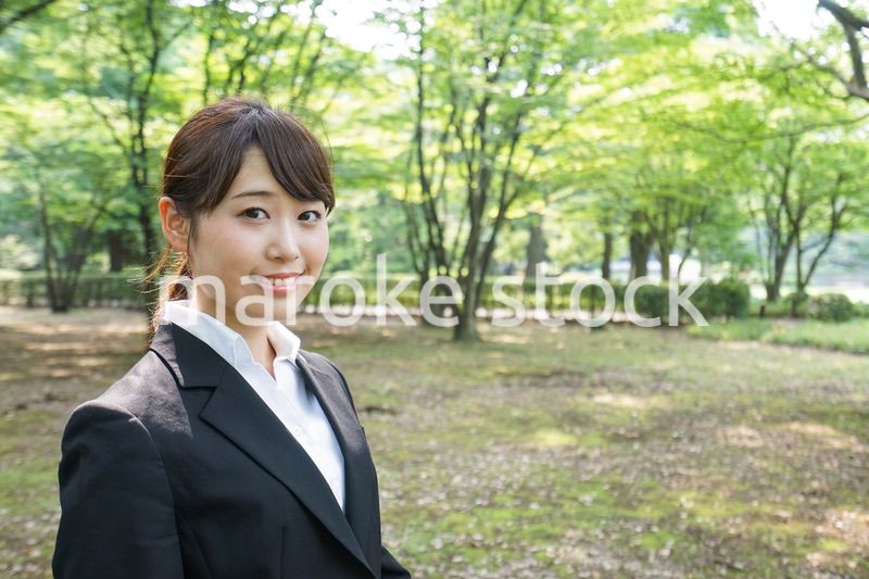 スーツを着て笑うビジネスウーマン