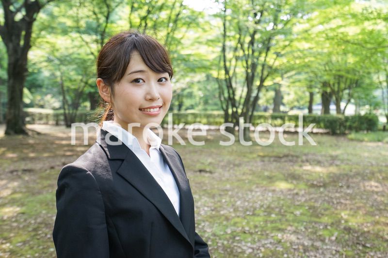 スーツを着て笑うビジネスウーマン