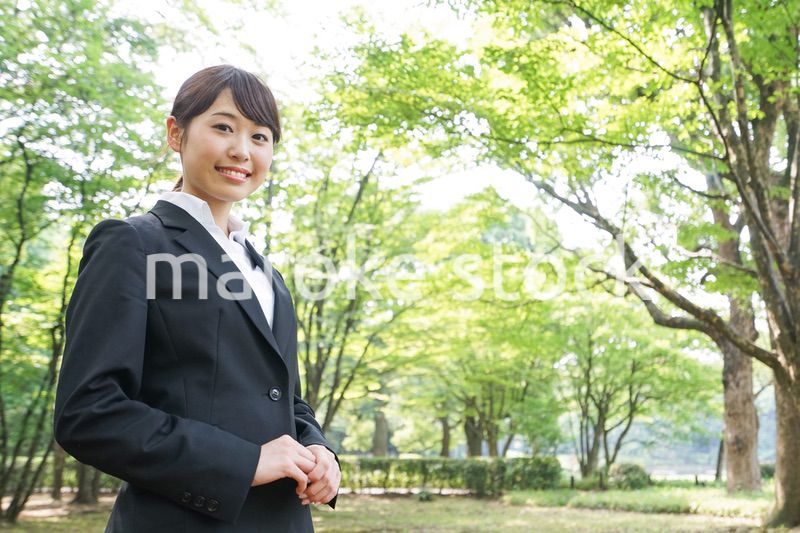 スーツを着て笑うビジネスウーマン