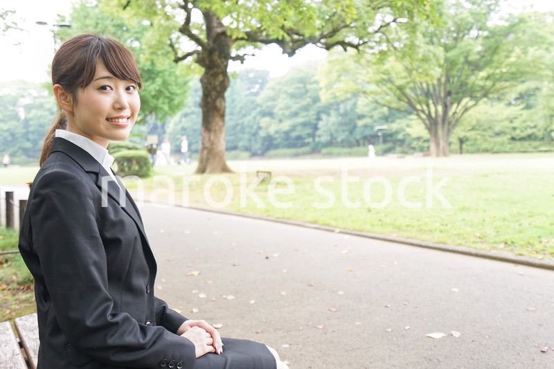 ベンチに座るビジネスウーマン