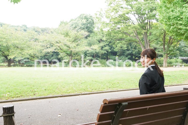 ベンチに座るビジネスウーマン