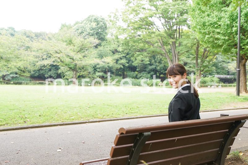 ベンチに座るビジネスウーマン