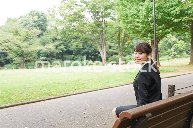 ベンチに座るビジネスウーマン