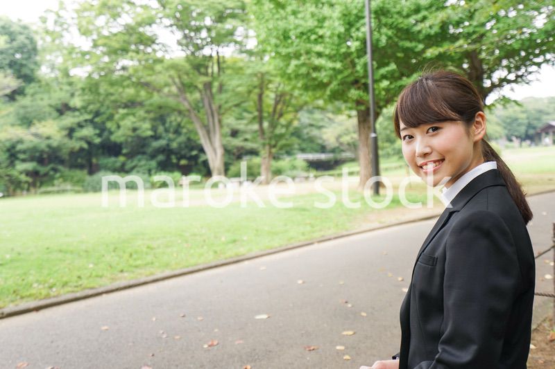 ベンチに座るビジネスウーマン