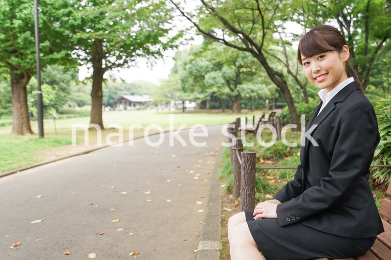 ベンチに座るビジネスウーマン