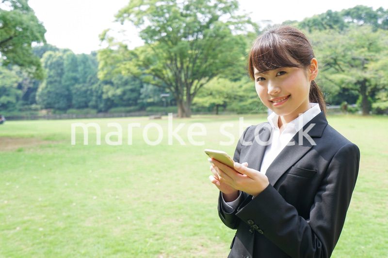 メッセージを確認するスーツ姿の女性