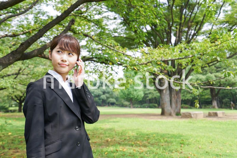 電話をするスーツ姿の若い女性