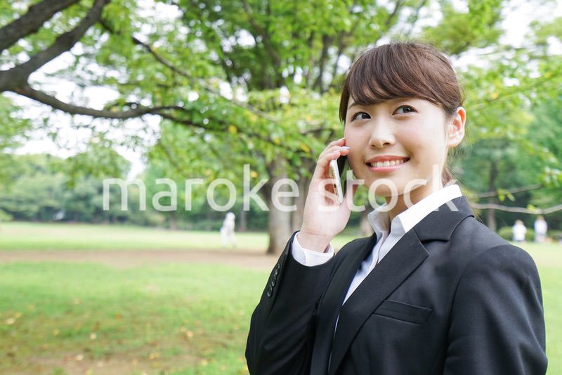 電話をするスーツ姿の若い女性