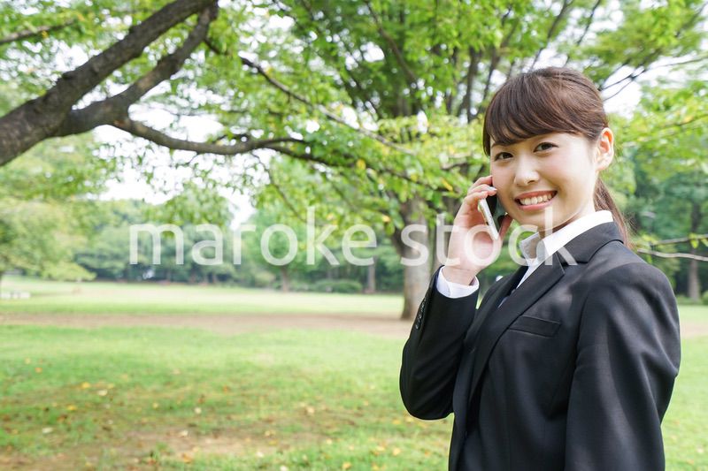 電話をするスーツ姿の若い女性