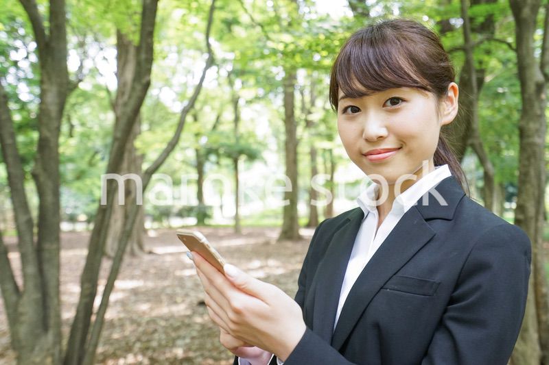 メッセージを確認するスーツ姿の女性