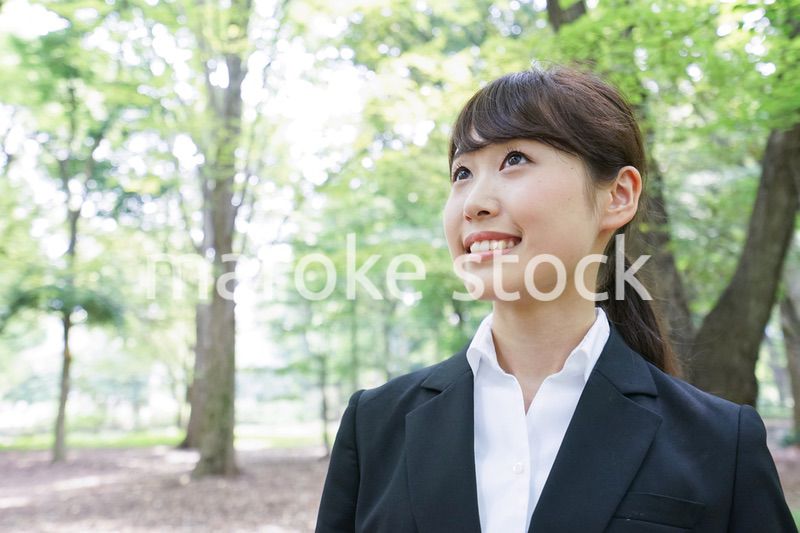 スーツを着て笑うビジネスウーマン