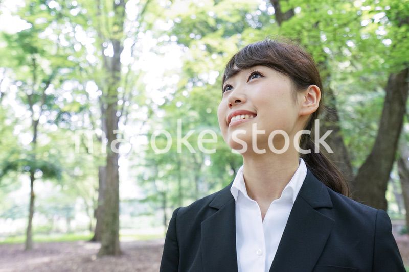 スーツを着て笑うビジネスウーマン