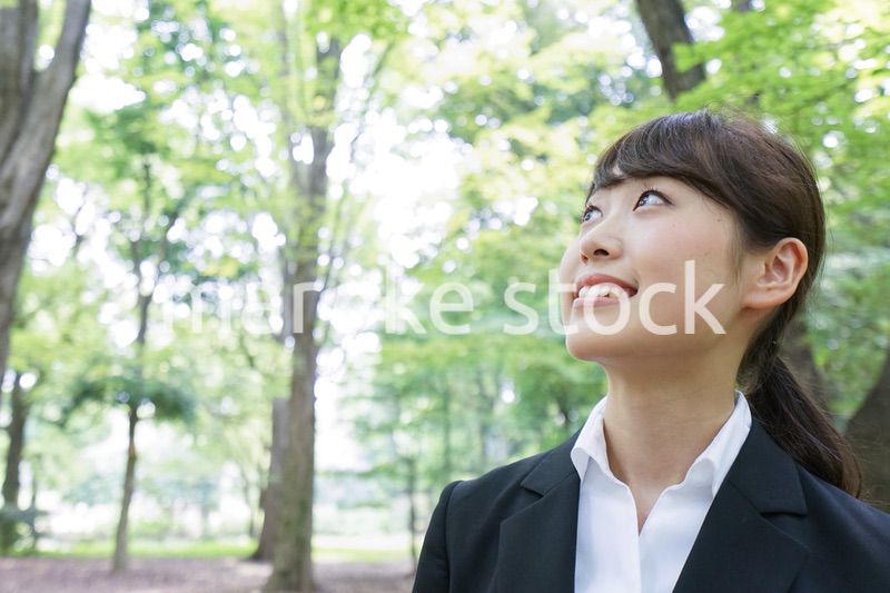 スーツを着て笑うビジネスウーマン