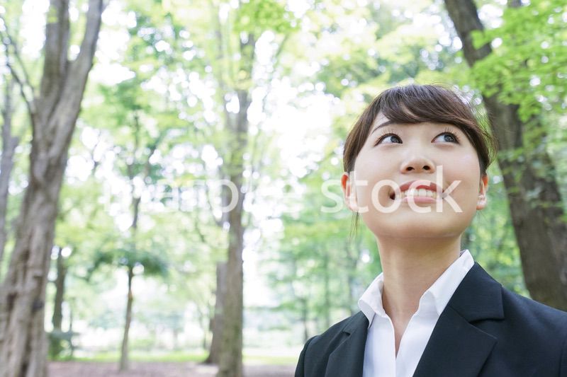 スーツを着て笑うビジネスウーマン