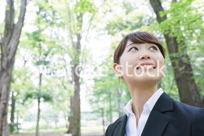 スーツを着て笑うビジネスウーマン