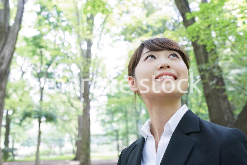 スーツを着て笑うビジネスウーマン