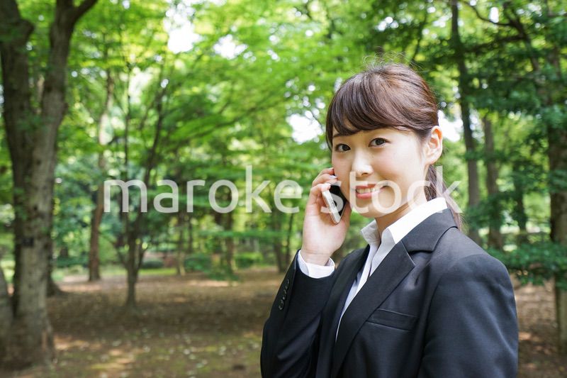 通話をするビジネスウーマン・就活生
