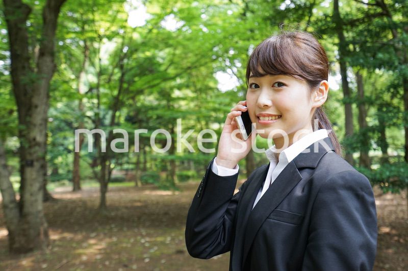 通話をするビジネスウーマン・就活生