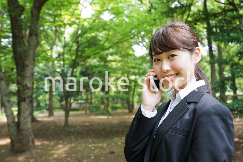 通話をするビジネスウーマン・就活生