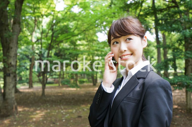 通話をするビジネスウーマン・就活生