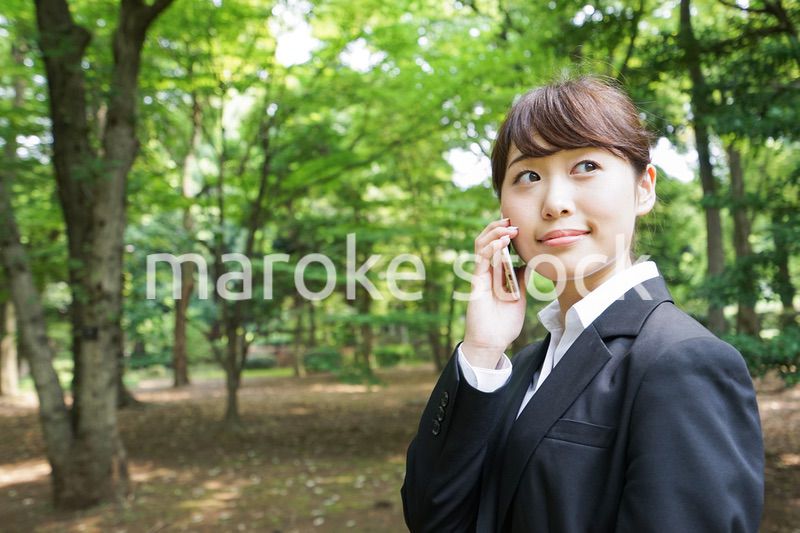 通話をするビジネスウーマン・就活生