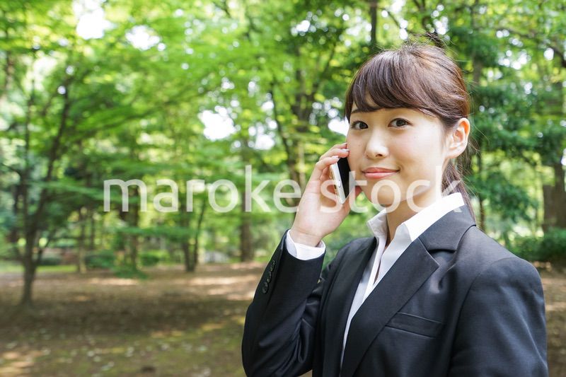 通話をするビジネスウーマン・就活生