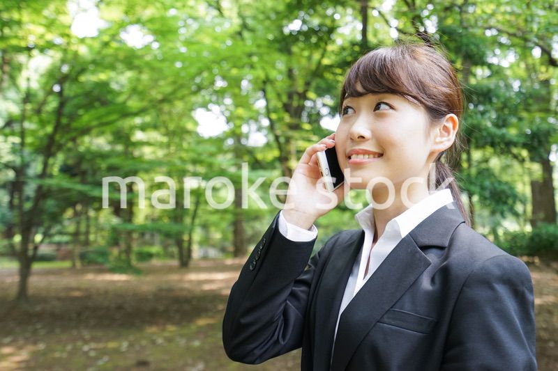 通話をするビジネスウーマン・就活生