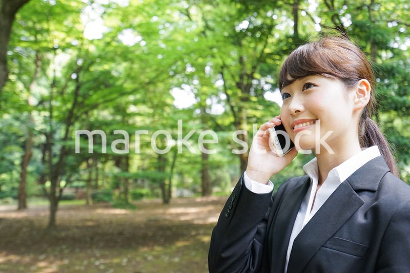 通話をするビジネスウーマン・就活生