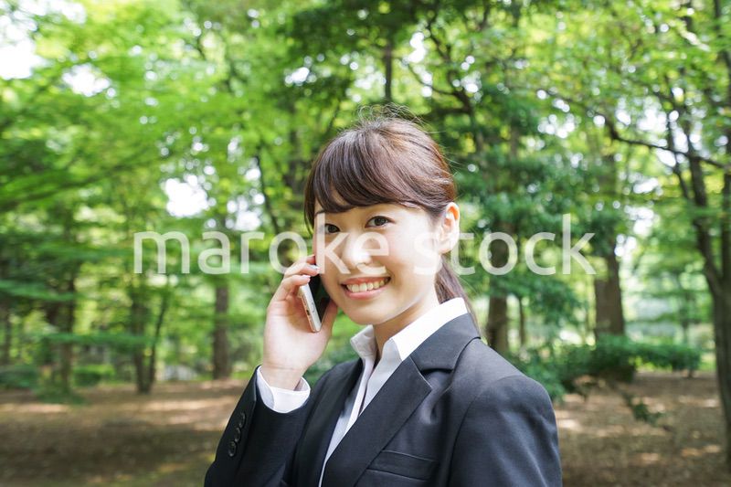 通話をするビジネスウーマン・就活生