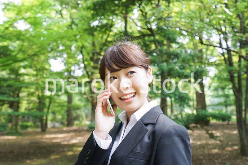 通話をするビジネスウーマン・就活生