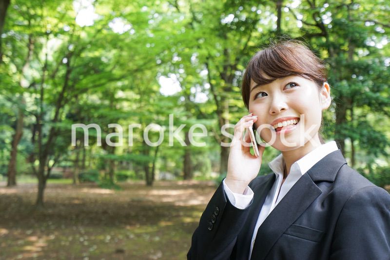 通話をするビジネスウーマン・就活生