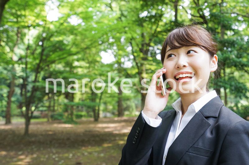 通話をするビジネスウーマン・就活生