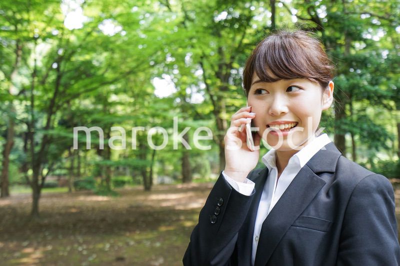 通話をするビジネスウーマン・就活生