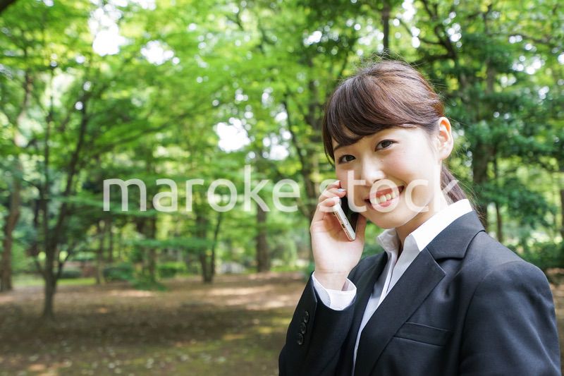 通話をするビジネスウーマン・就活生