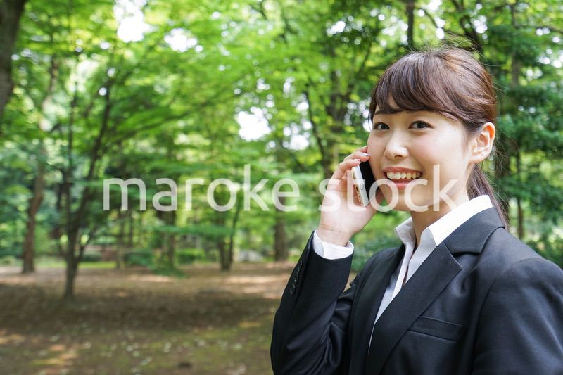 通話をするビジネスウーマン・就活生