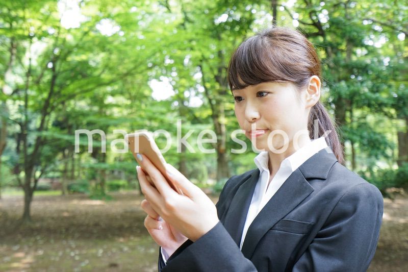 メッセージを確認するスーツ姿の女性