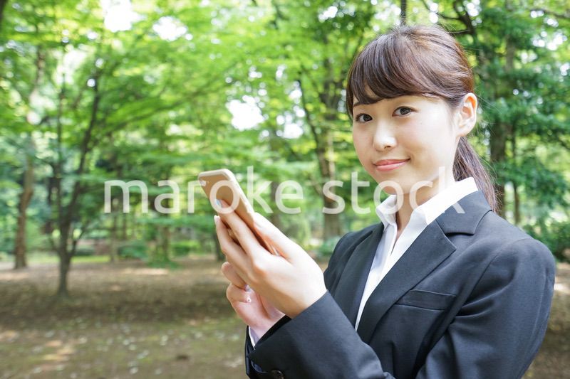 メッセージを確認するスーツ姿の女性