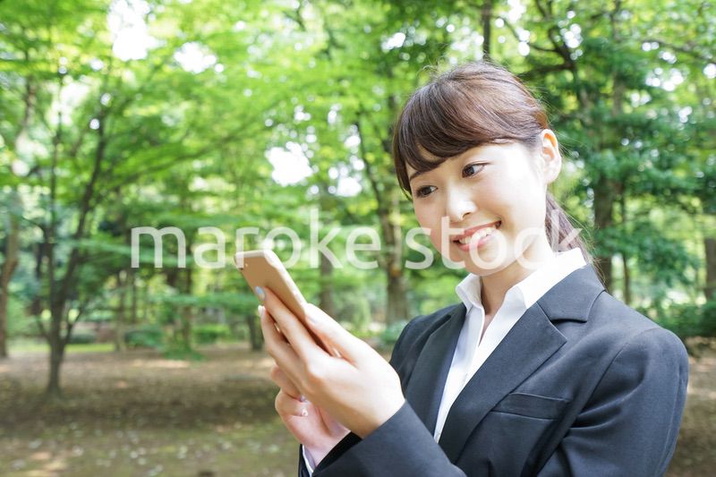 メッセージを確認するスーツ姿の女性