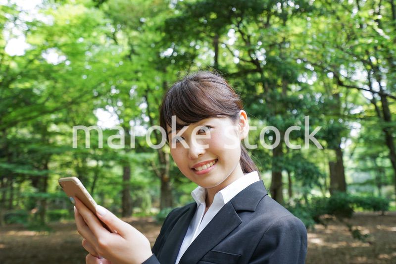 メッセージを確認するスーツ姿の女性