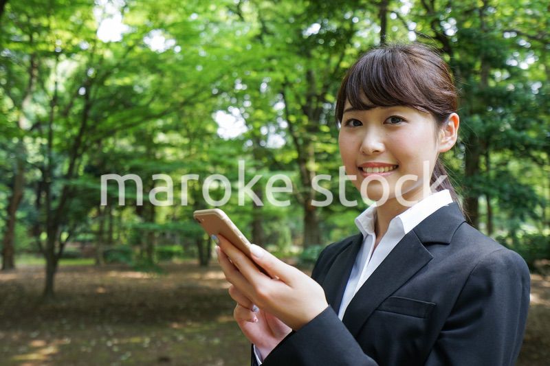 メッセージを確認するスーツ姿の女性