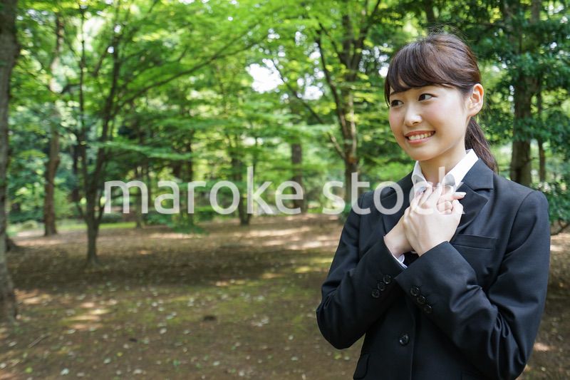 メッセージを確認するスーツ姿の女性