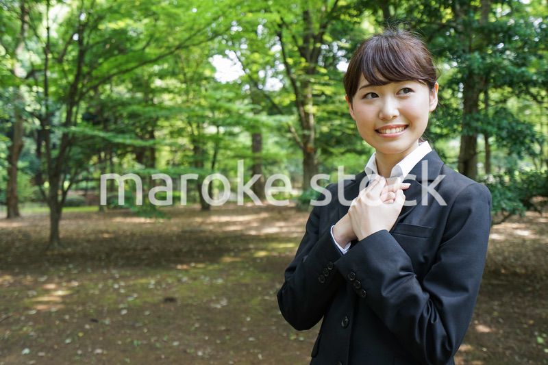 メッセージを確認するスーツ姿の女性