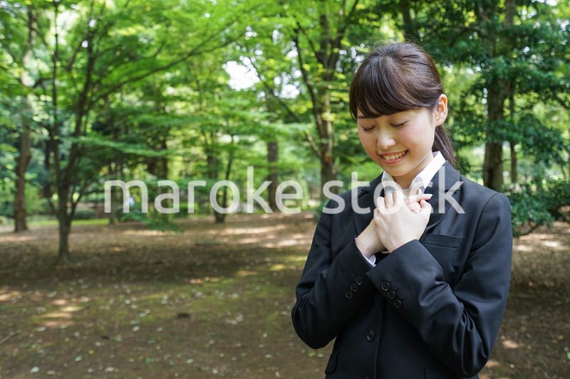 メッセージを確認するスーツ姿の女性